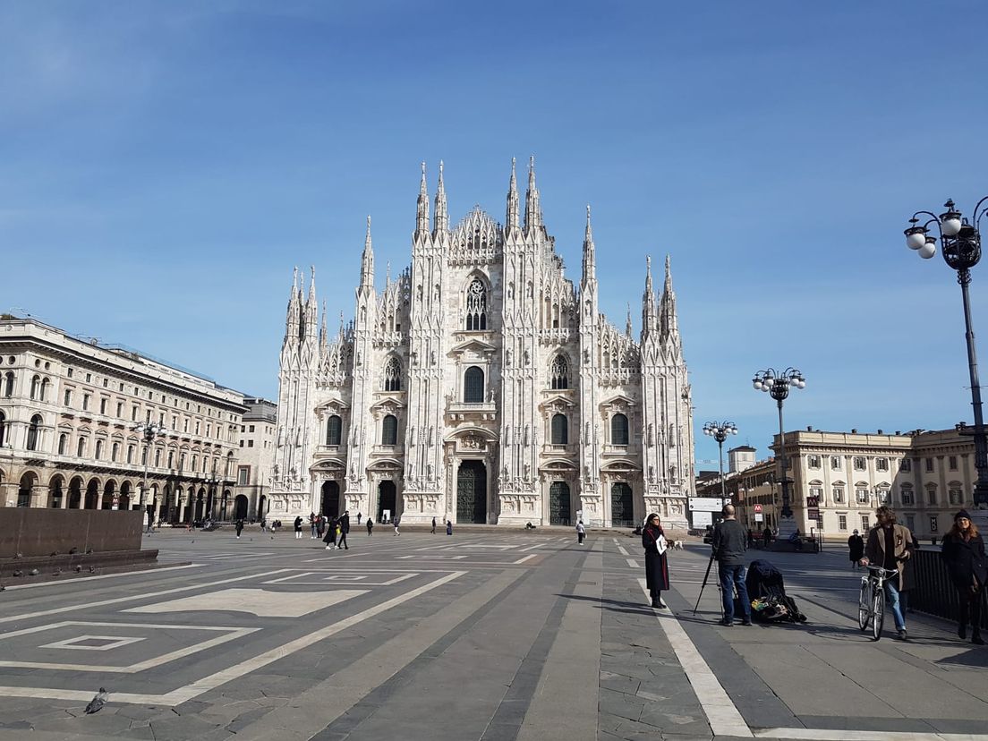 Het uitgestorven Piazza del Duomo in Milaan