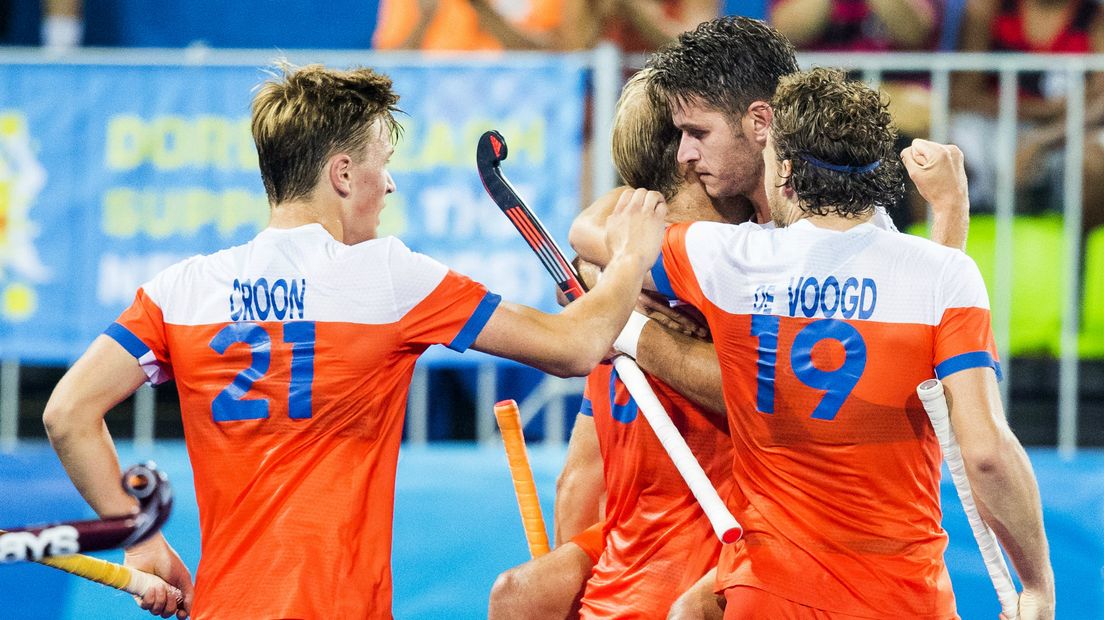 Jorrit Croon (l) viert de 2-0 van Oranje tegen Australië.