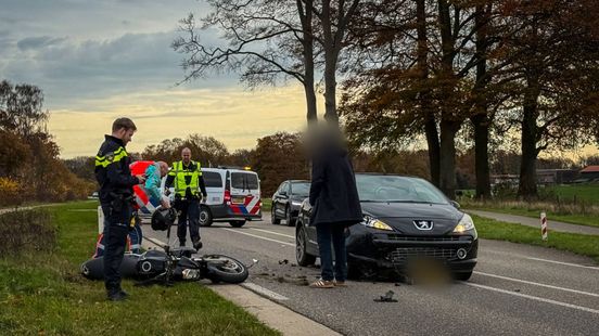 Automobilist rijdt achterop motorrijder in Arnhem