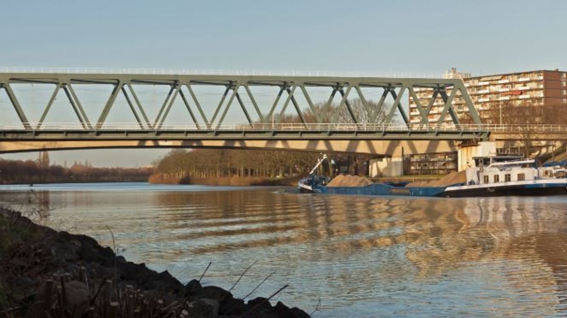 De spoorbrug over het Maas-Waalkanaal.