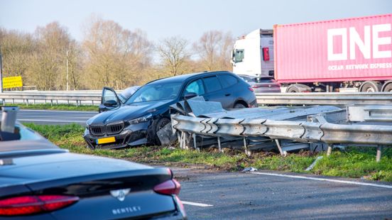 Auto klapt op rimpelbuisobstakelbeveiliger na botsing met Bentley. Auto klapt op rimpelbuisobstakelbeveiliger na botsing met Bentley.
