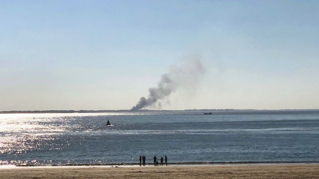 Rookwolk door brand in Groede te zien vanaf de boulevard van Vlissingen