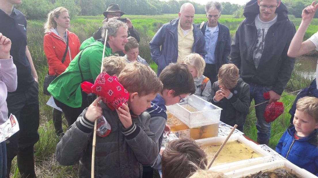 Kinderen en volwassenen luisteren aandachtig (Rechten: Erwin Kikkers / RTV Drenthe)