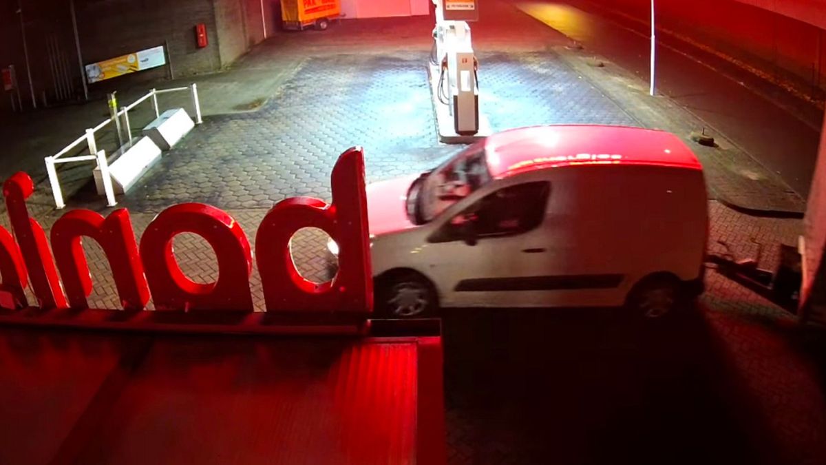 Dieseldieven Boelenslaan lopen tegen de lamp bij terugbrengen kar