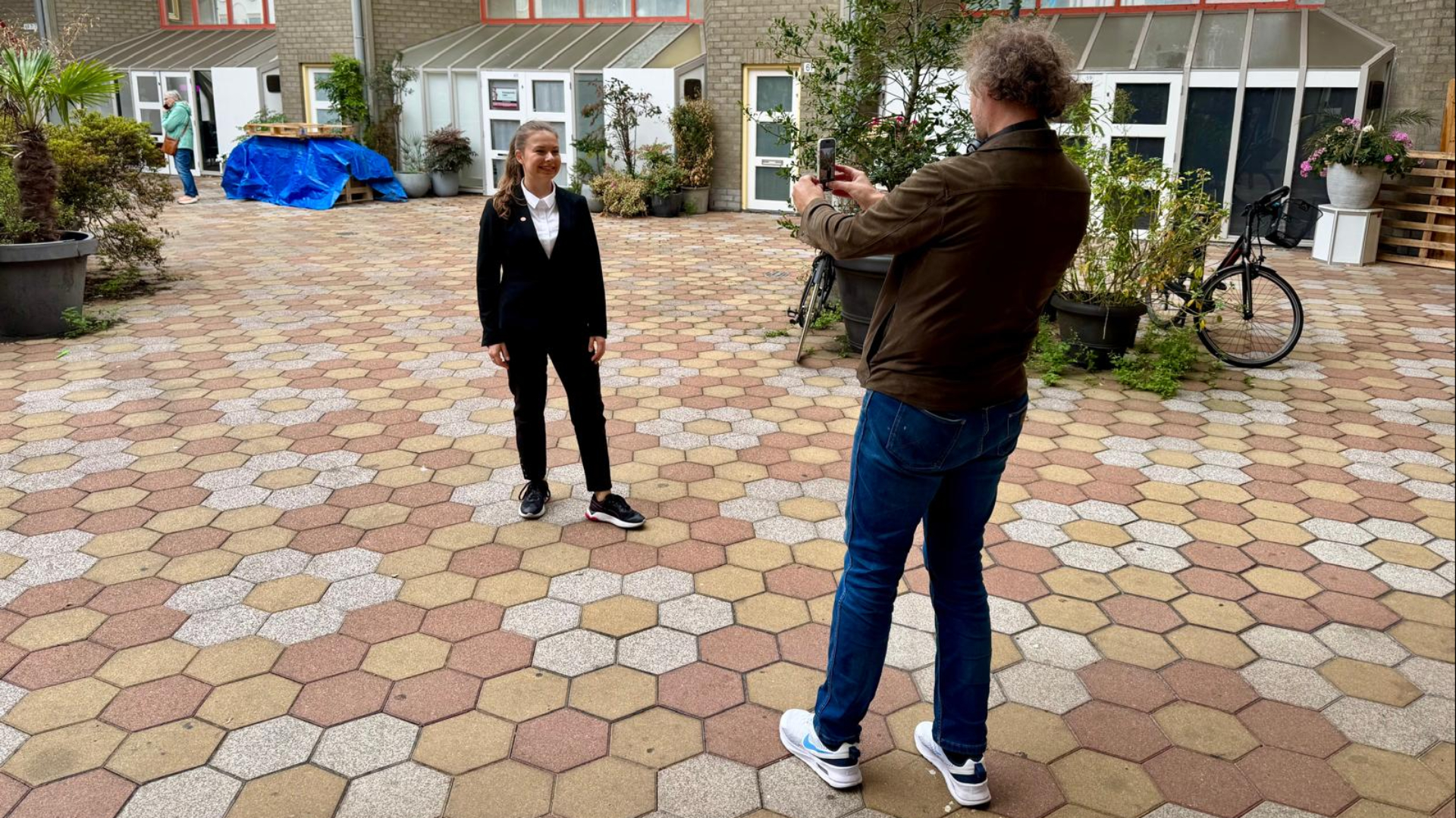 Een buitenlandse toerist laat zichzelf op de foto zetten.