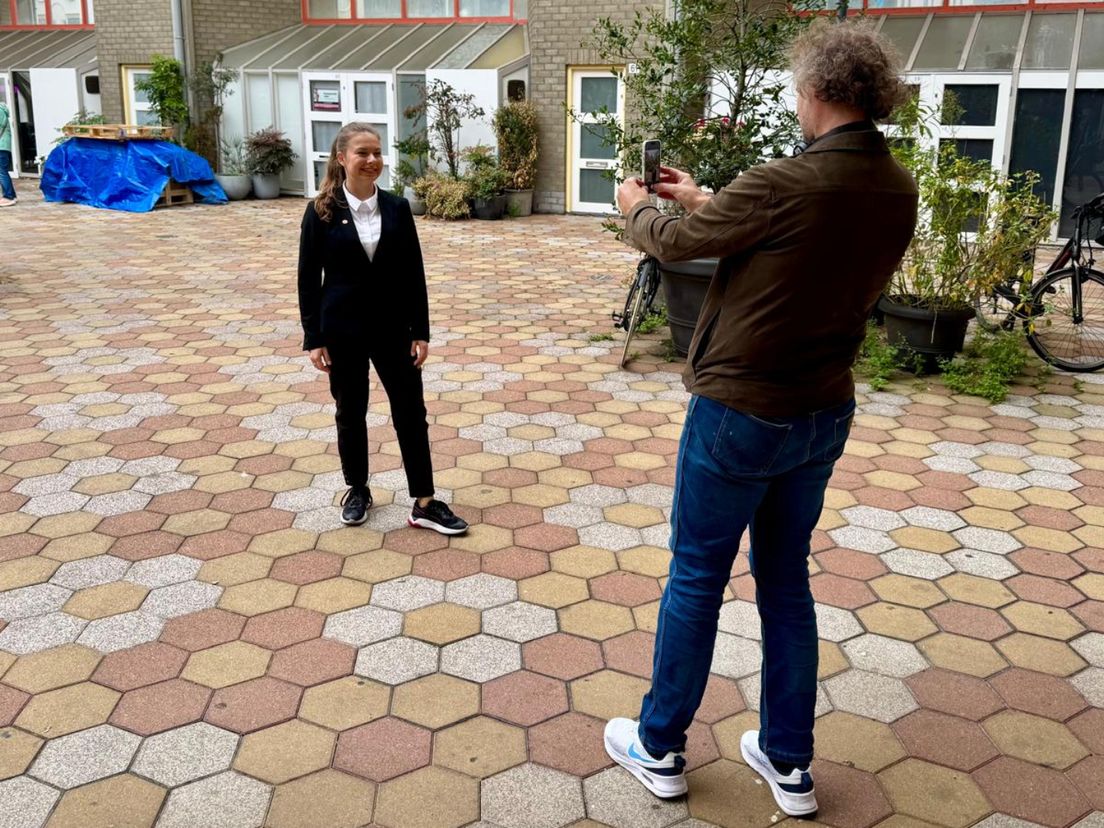 Een buitenlandse toerist laat zichzelf op de foto zetten.