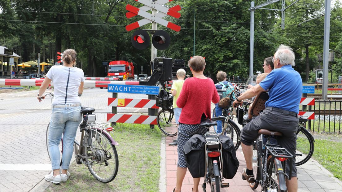 De overgang bij de Stationsweg is dicht.