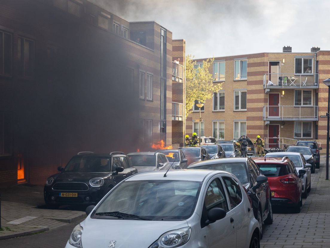 Nadat de man brandende voorwerpen uit het raam gooide, vatte een auto vlam