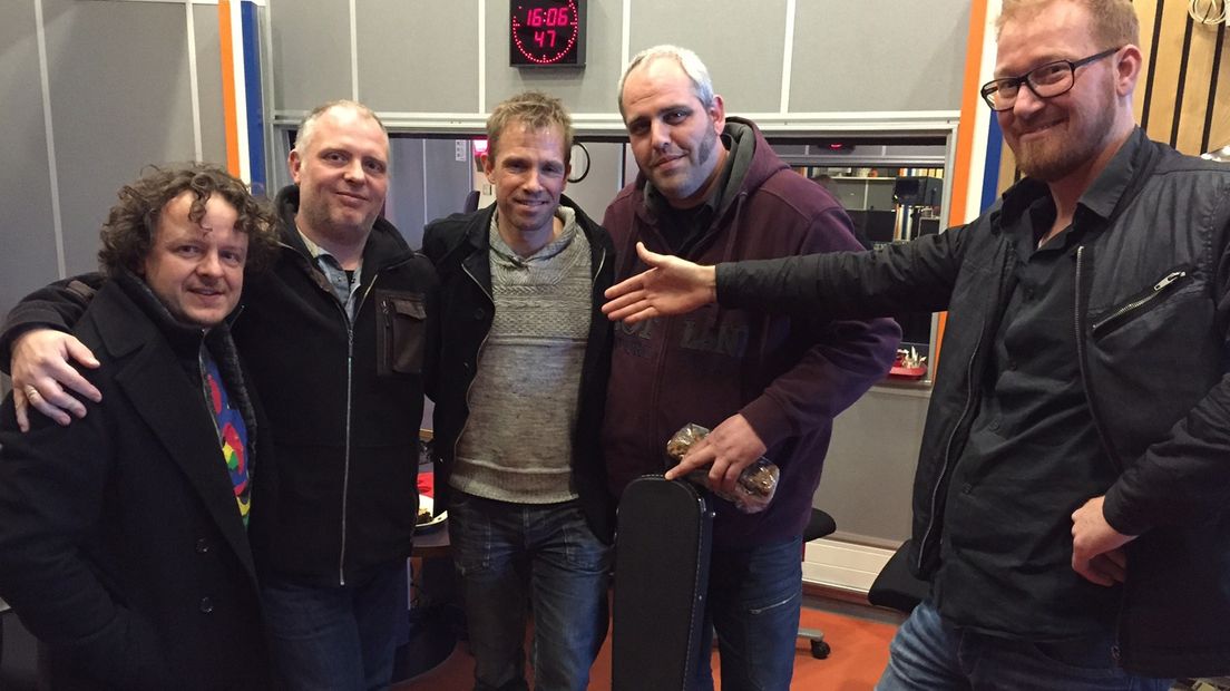 Erwin de Vries (rechts) presenteert trots zijn Zunderlingen