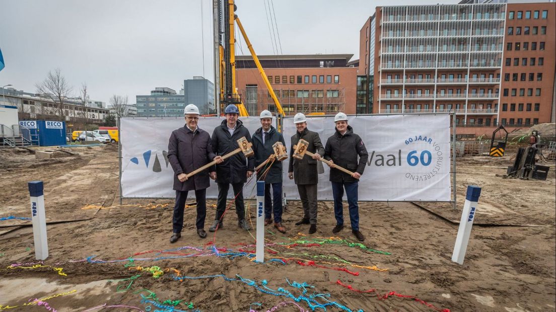 Thom Hienekamp (Ballast Nedam), Johan Krijgsman (Waal), Wethouder Robert van Asten, Hans Meurs (VORM), Dennis Koens (Syntrus Achmea Real Estate and Finance)