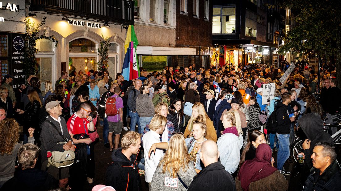 Dinsdag 28 september: voor de deur van Waku Waku staan honderden mensen.
