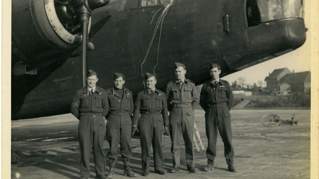 Jack Stanley Biffen (tweede van links) en de rest van de bemanning  (Rechten: Stichting Luchtoorlogonderzoek Drenthe)