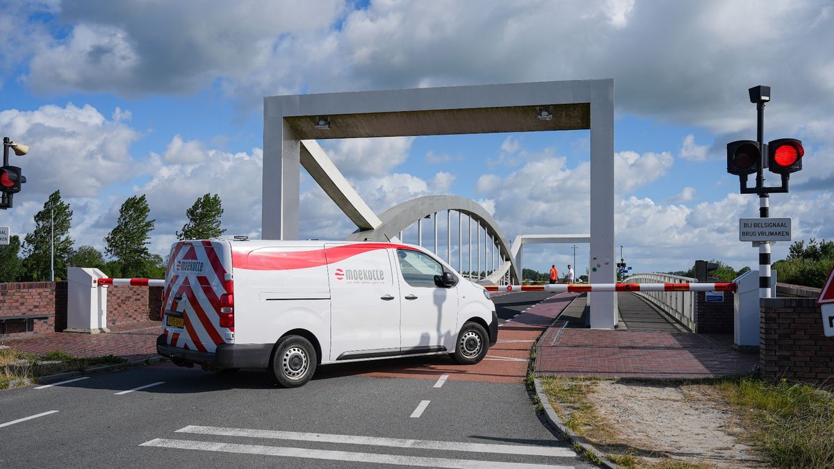 112-nieuws: Dorkwerderbrug in storing • Geen treinen tussen Assen en Europapark na aanrijding