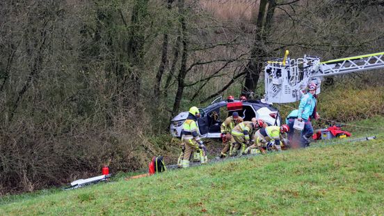 Auto belandt naast dijk • kettingbotsing bij woonboulevard. Auto belandt naast dijk • kettingbotsing bij woonboulevard.