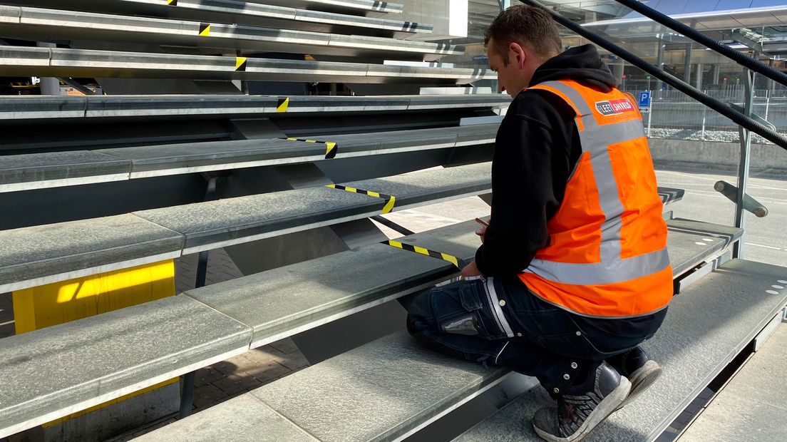 Op de trappen wordt markering aangebracht