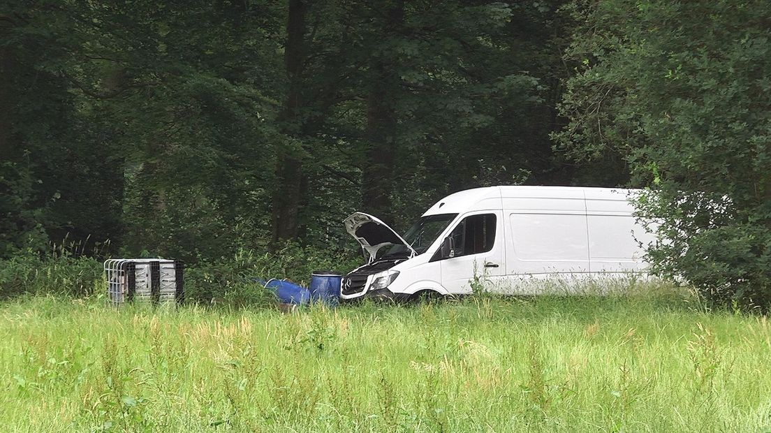 Het witte busje en de vaten met drugsafval in De Wijk (Rechten: archief Persbureau Meter)