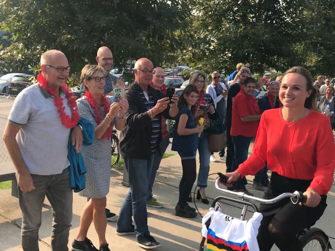 Chantal kwam op een opoefiets aan bij haar huldiging