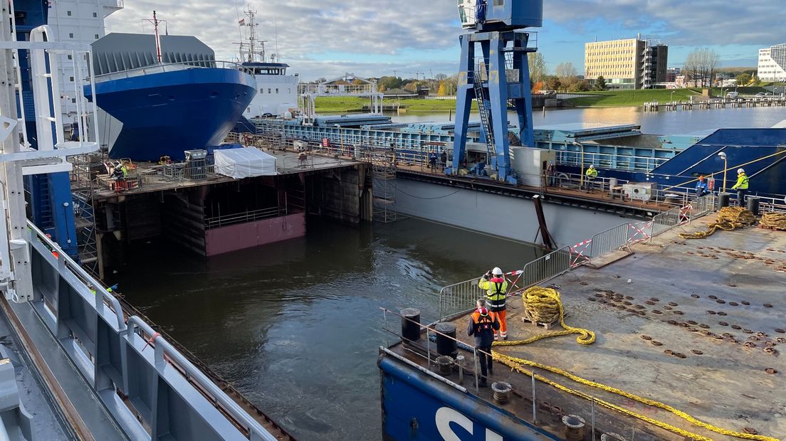 Het vrachtschip is in twee stukken gezaagd, zodat het kan worden verlengd