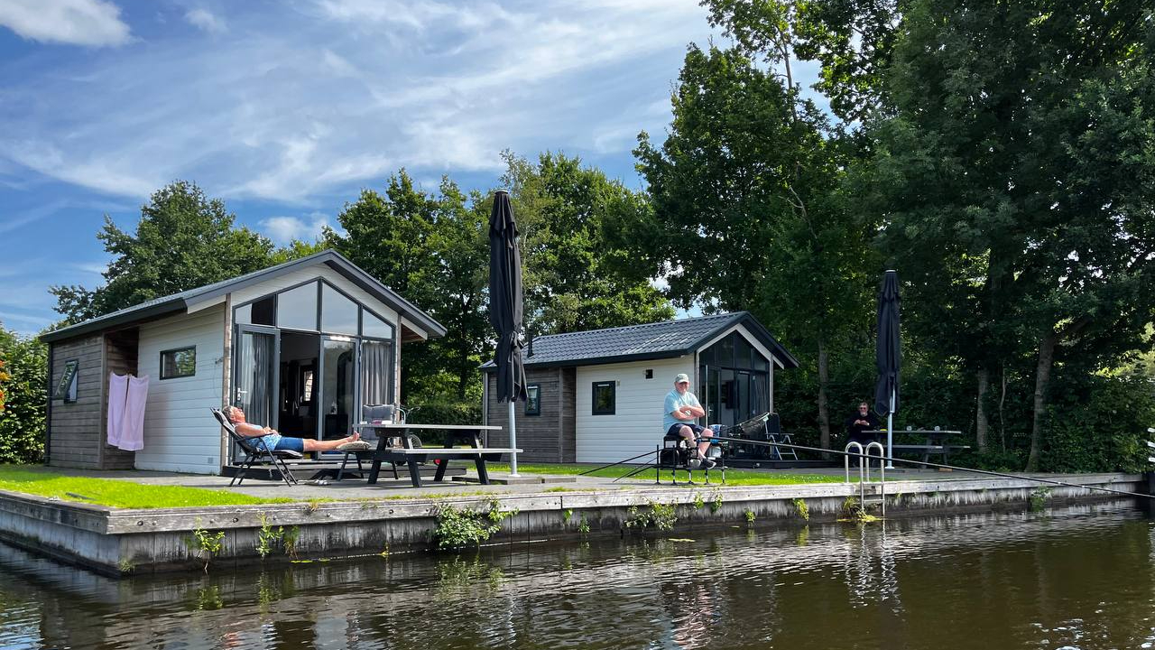 Genieten van het mooie weer op camping De Kluft in Ossenzijl.