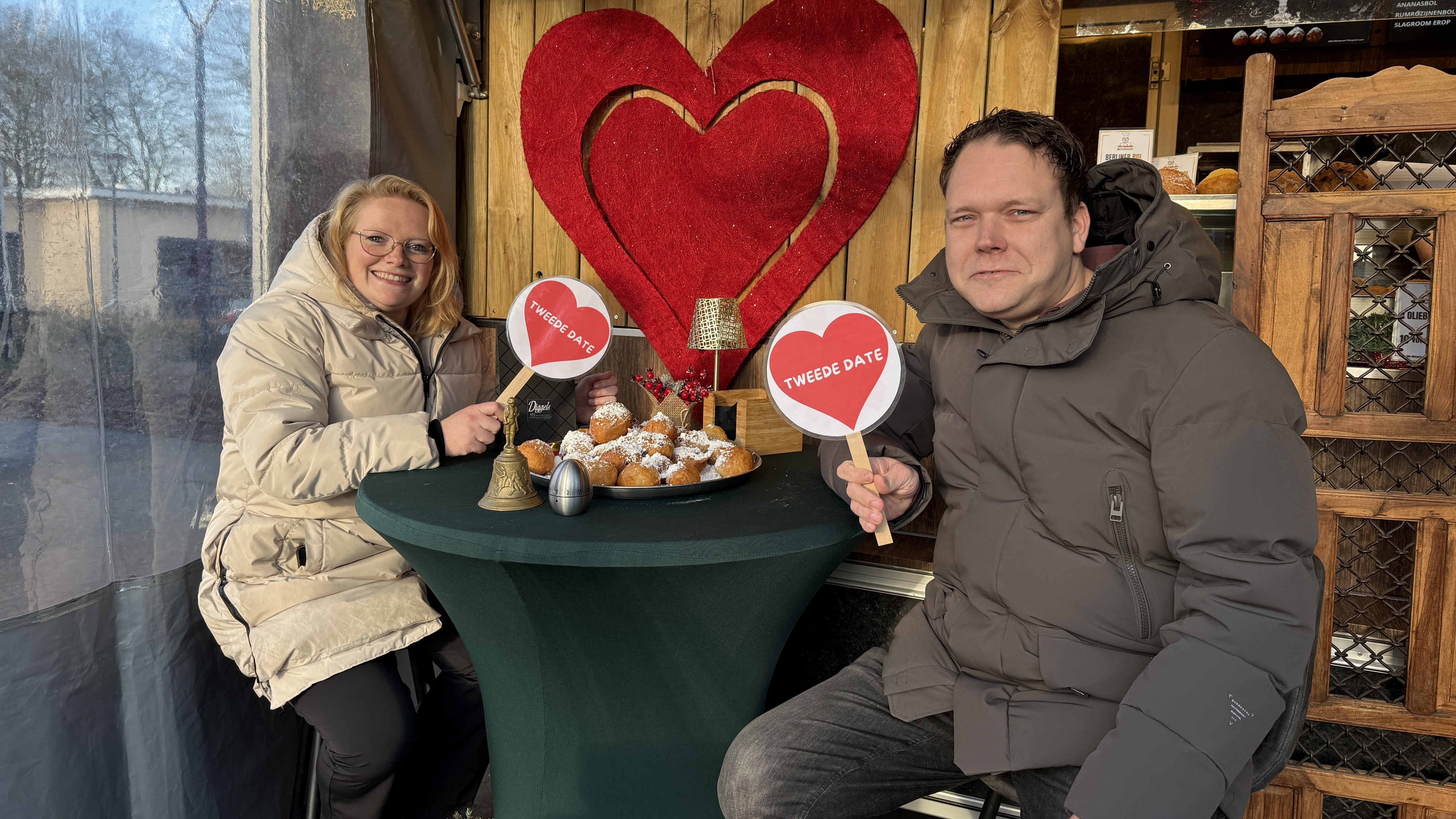 Op eerste date bij de oliebollenkraam: 'Misschien zit je met kerst wel bij elkaar aan tafel'
