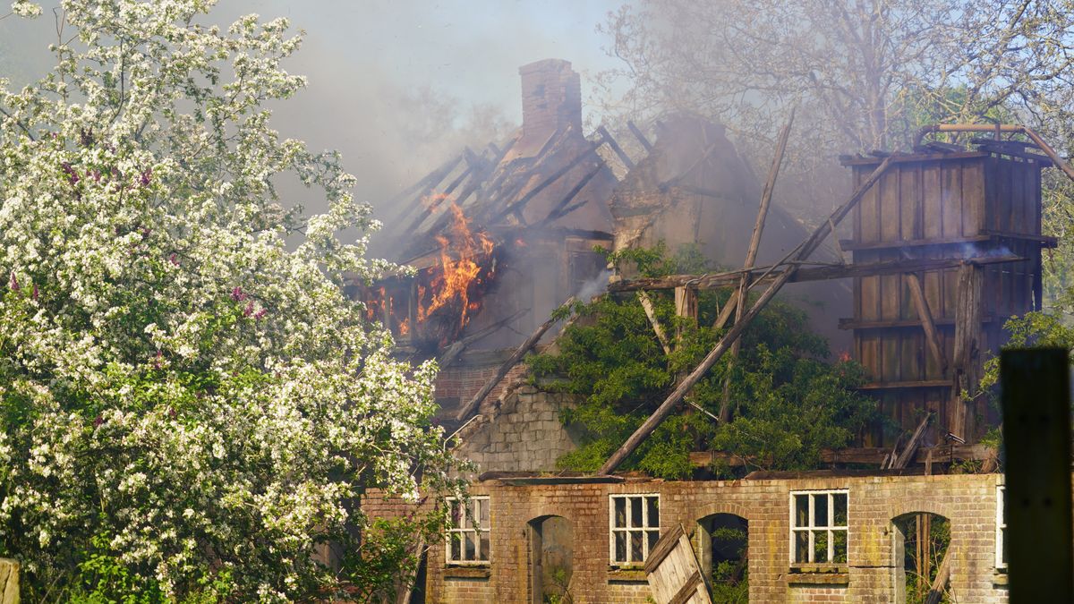 Brand in oude boerderij in Raalte