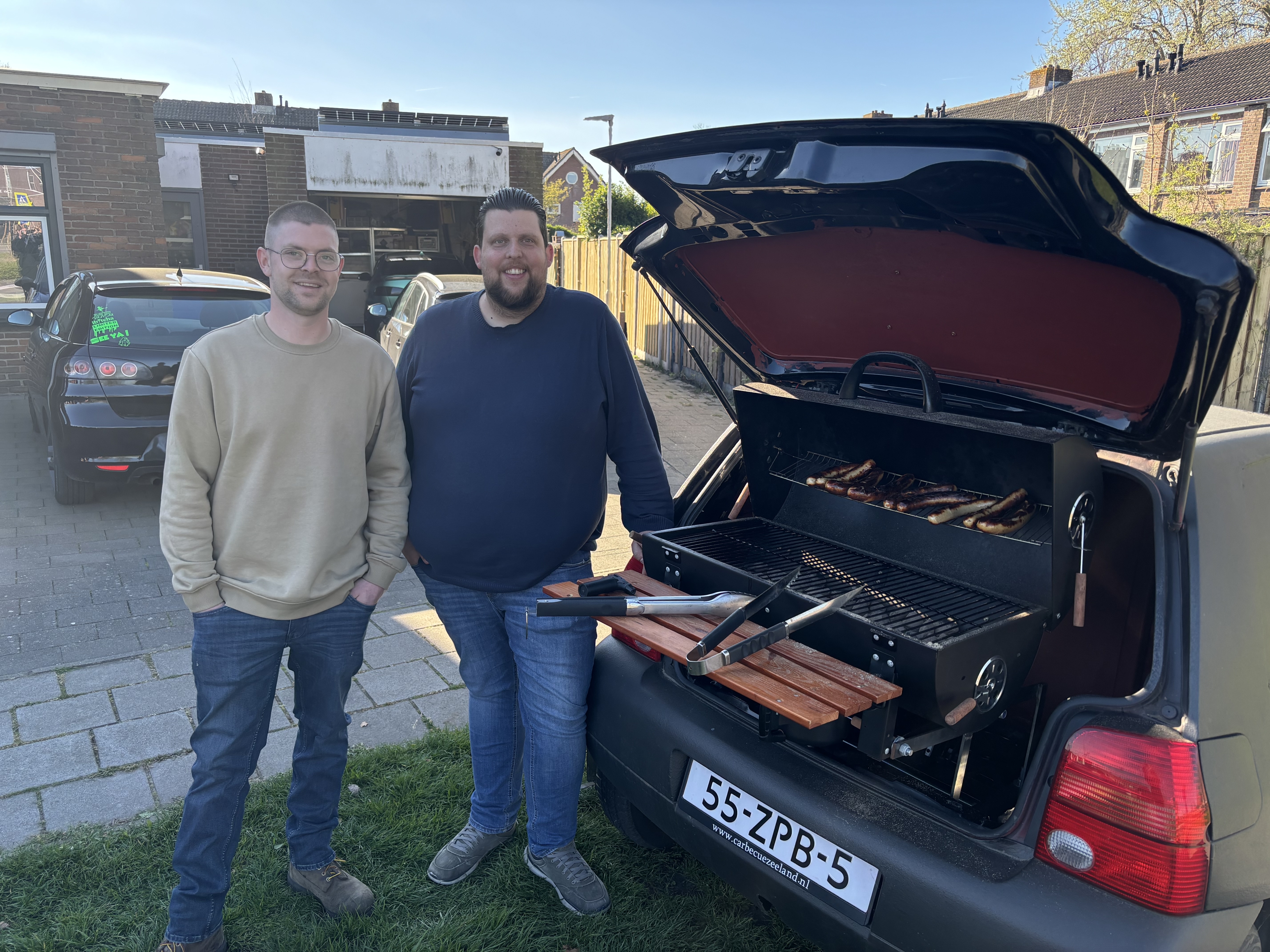 Auto na brand omgebouwd tot barbecue : 'Hij stond helemaal in de fik'