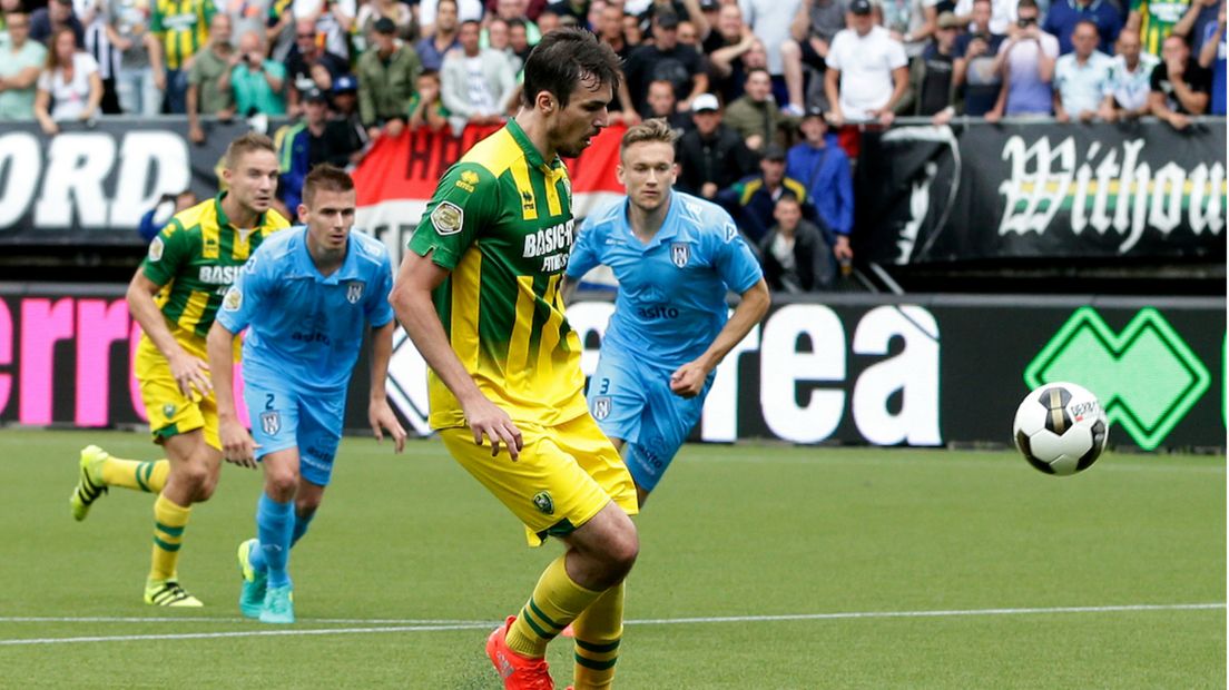 ADO-spits Mike Havenaar mist penalty tegen Heracles. 