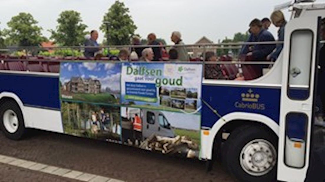 De jury in een open bus in Dalfsen