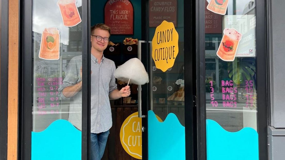 Mickey Wijchers in zijn Nieuw-Zeelandse suikerspinnenzaak