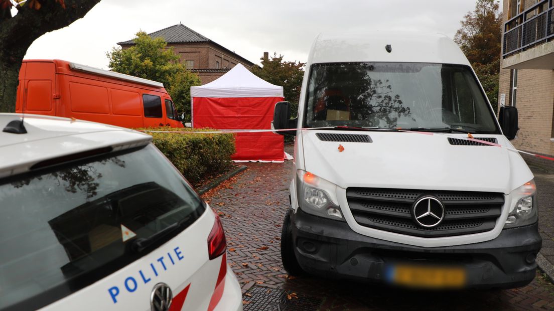 De witte bestelbus die betrokken was bij het ongeluk, de rode tent is over het slachtoffer geplaatst