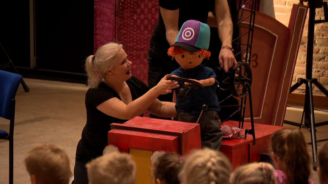 Acteurs met Pluk tijdens de voorstelling