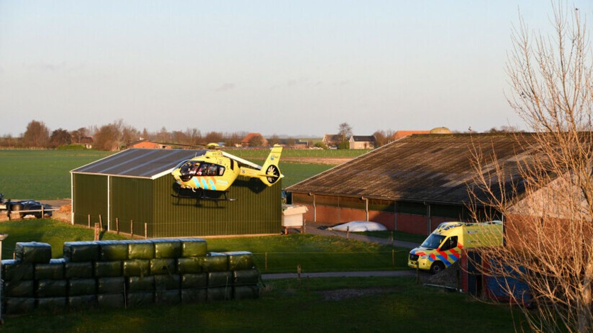 Persoon raakt gewond bij val door dak in Kats en moet naar het ziekenhuis