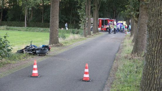 Motorrijder komt om bij verkeersongeluk. Motorrijder komt om bij verkeersongeluk.