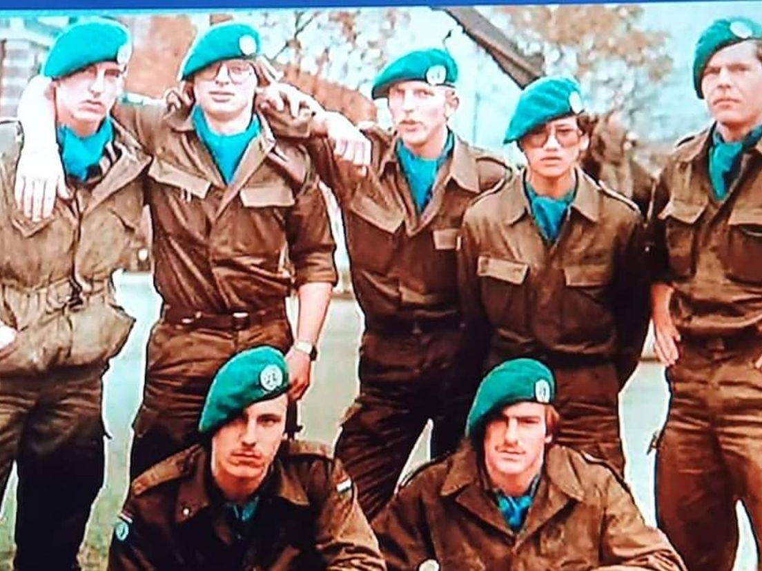 Staney (tweede van rechtsboven) en zijn groep maken zich gereed voor de vredesmissie in Libanon, begin jaren 80
