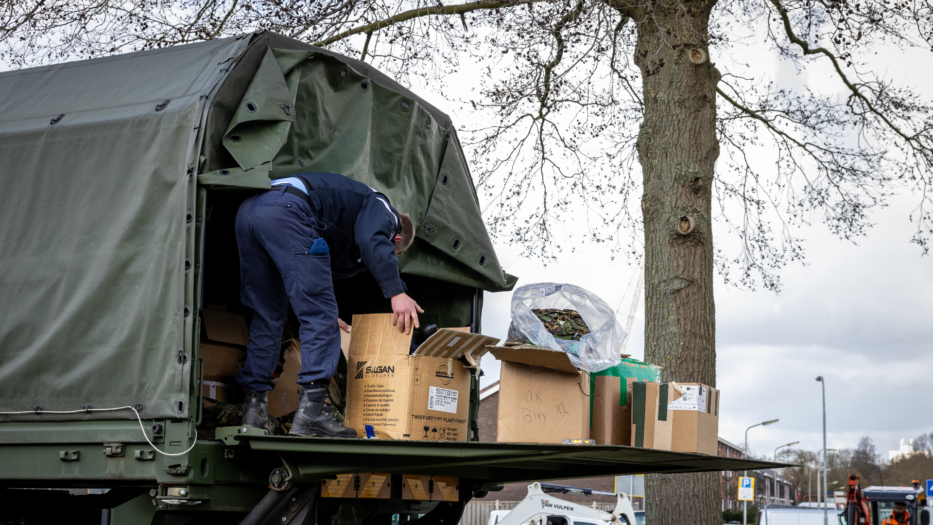 Onder meer wapens, helmen en vesten zijn in beslag genomen.