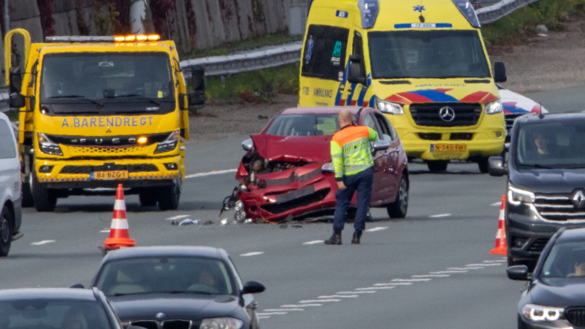 Behoorlijke vertraging en beschadiging na aanrijding snelweg.
