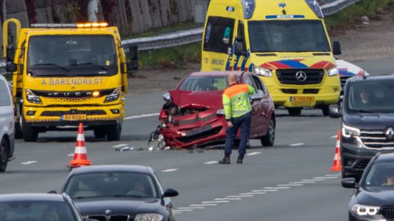 Behoorlijke vertraging en beschadiging na aanrijding snelweg. Behoorlijke vertraging en beschadiging na aanrijding snelweg.