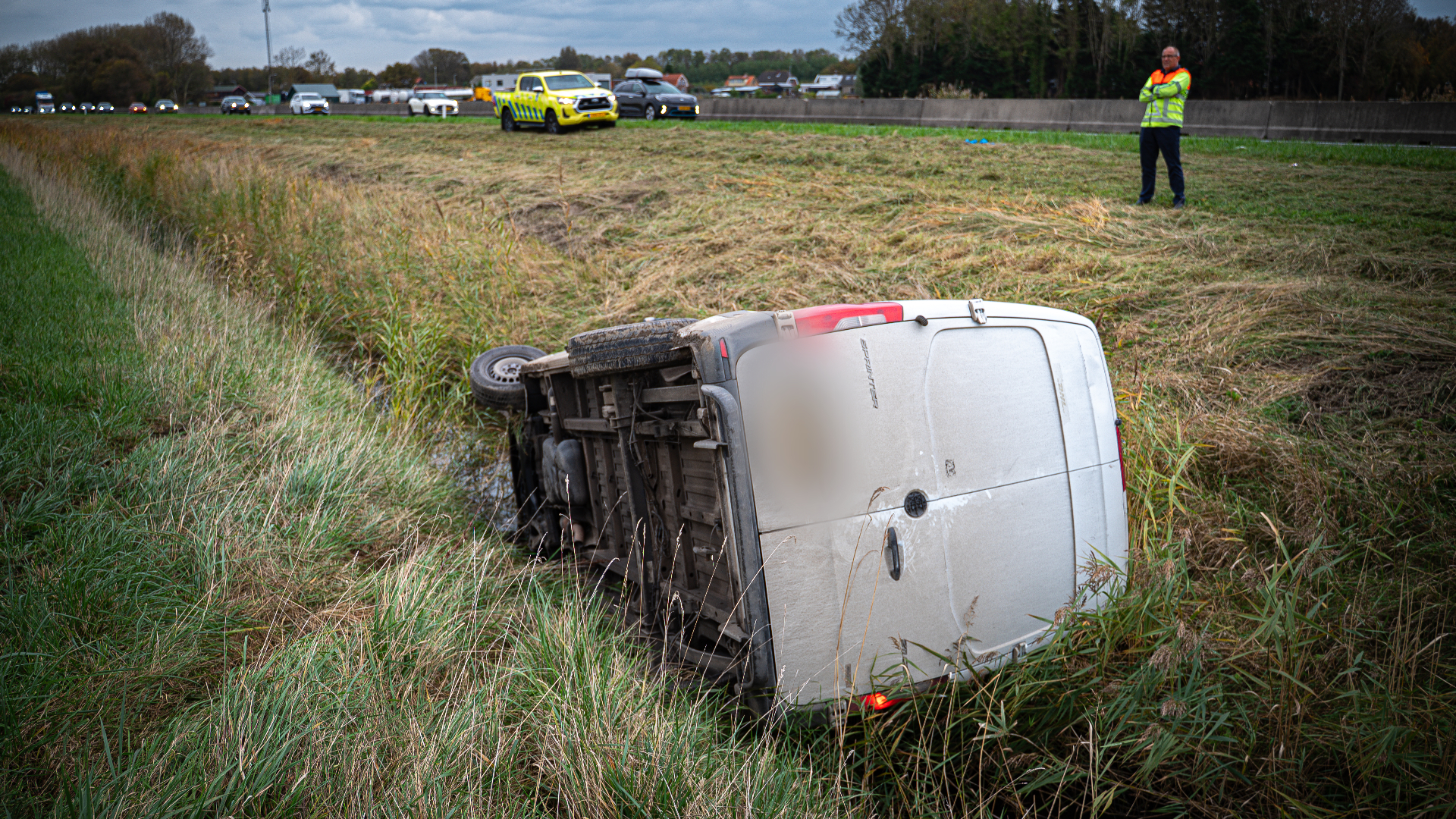 Op de Middelweg in Hellevoetsluis is een wit busje uit de bocht gevlogen.