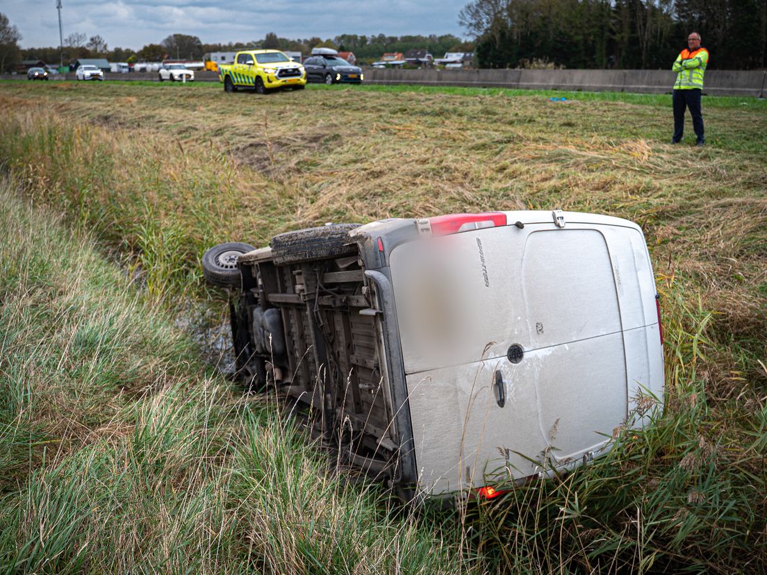 Op de Middelweg in Hellevoetsluis is een wit busje uit de bocht gevlogen.