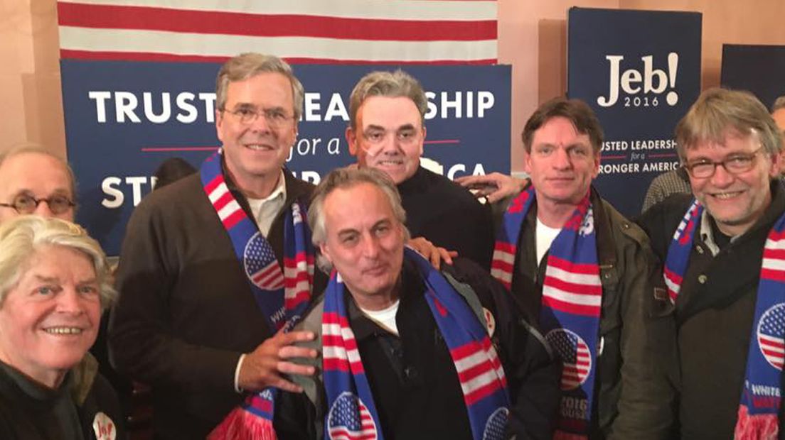 Willem Post (in het midden, zonder shawl), met links van hem oud-gouverneur Jeb Bush