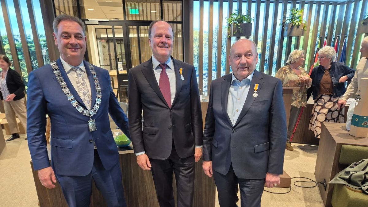 Twee raadsleden Leusden vertrekken uit gemeenteraad met lintje op de borst