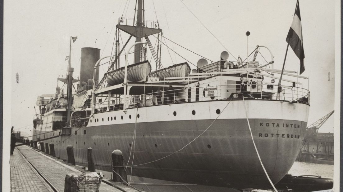 Het schip Kota Inten, waar later Molukkers mee gerepatrieerd werden (foto uit 1927) (Rechten: N.V. Vereenigde Fotobureaux)