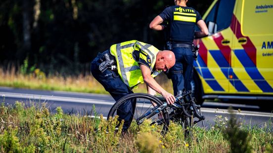 Aanrijding tussen trekker en scooter • fietser eindigt in sloot. Aanrijding tussen trekker en scooter • fietser eindigt in sloot.