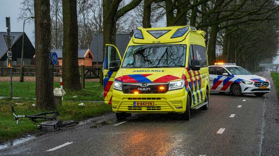 Fietser gewond geraakt na botsing met automobilist in Holsloot. Fietser gewond geraakt na botsing met automobilist in Holsloot.