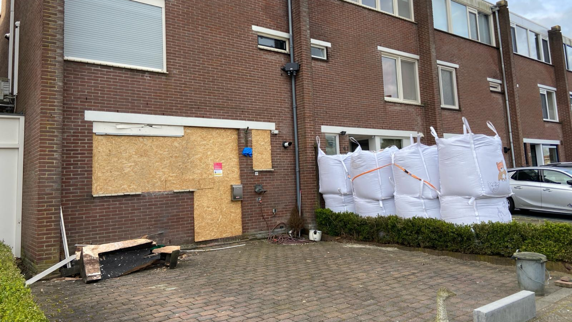 Bange Buurman Zet Muur Van Zandzakken Na Meerdere Explosies - Rijnmond