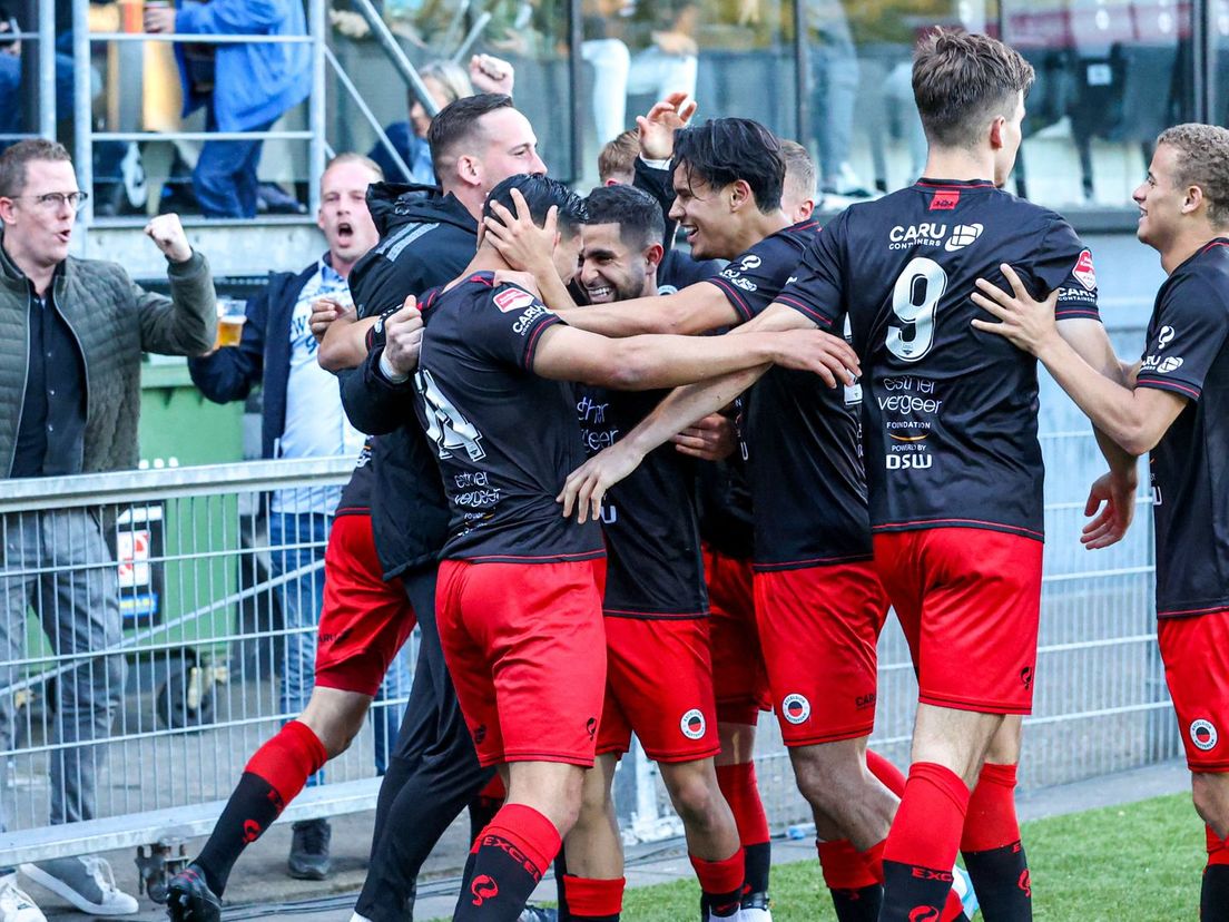 Blijdschap bij Excelsior na de goal van Azarkan