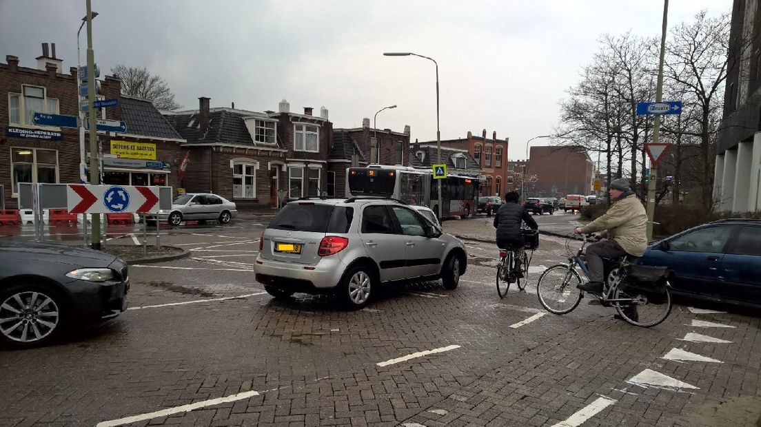 De gevaarlijke situatie met de noodrotonde in de Rolderstraat verdwijnt dit najaar (Rechten: archief RTV Drenthe)