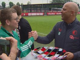 Afscheidscadeaus voor Arne Slot bij laatste training Feyenoord, "alvast voor nieuwe huis in Liverpool"