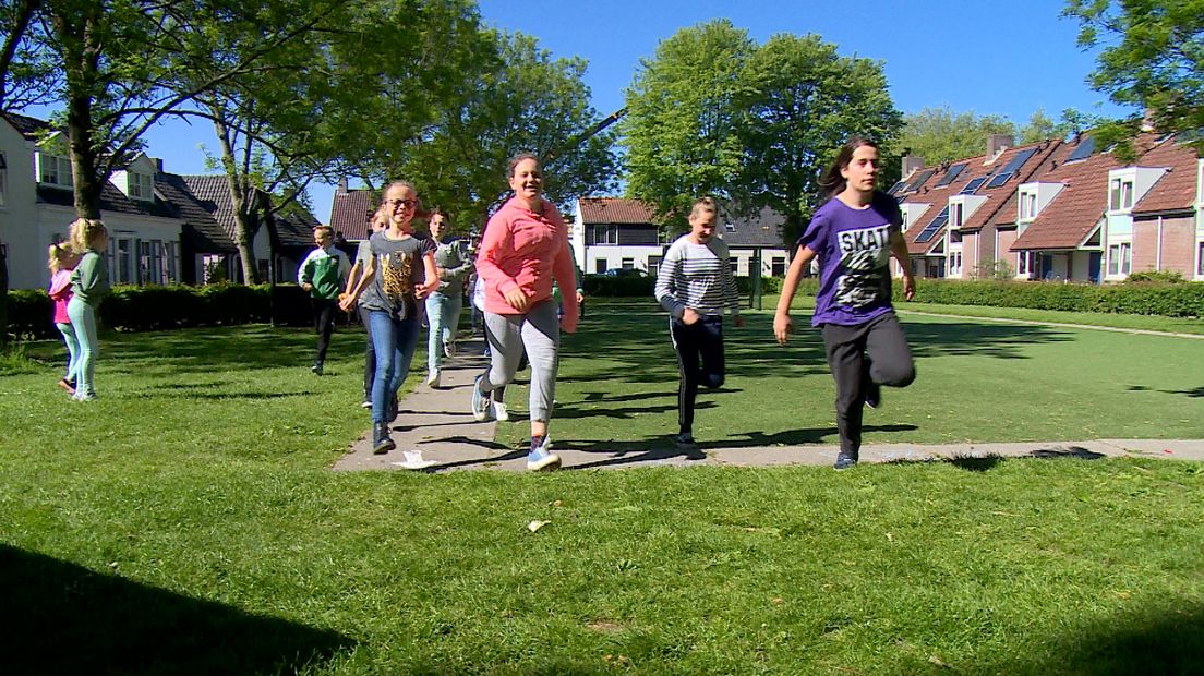 Leerlingen van De Poeljeugd in Goes lopen The Daily Mile