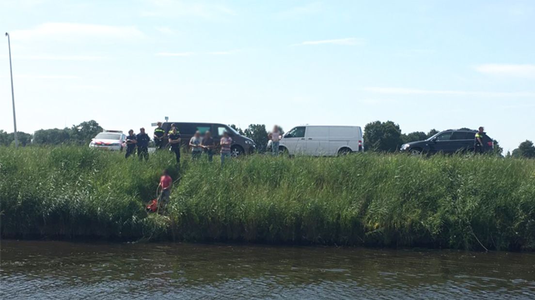 In het Stieltjeskanaal wordt naar sporen van de kofferbakmoord gezocht (Rechten: RTV Drenthe)